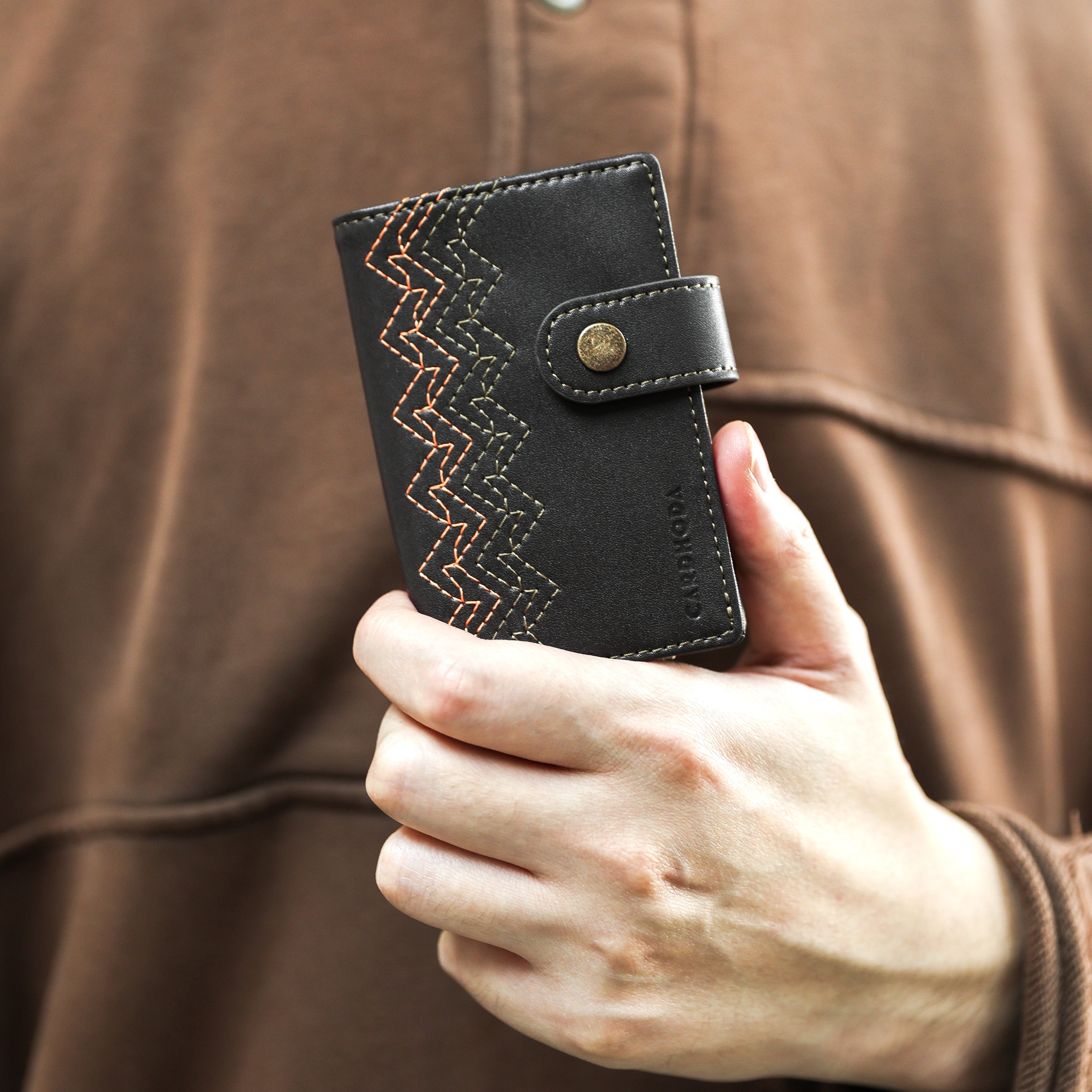 2026 馬年限定版｜Cardhoda 刺繡扣式 RFID 防盜刷錢包