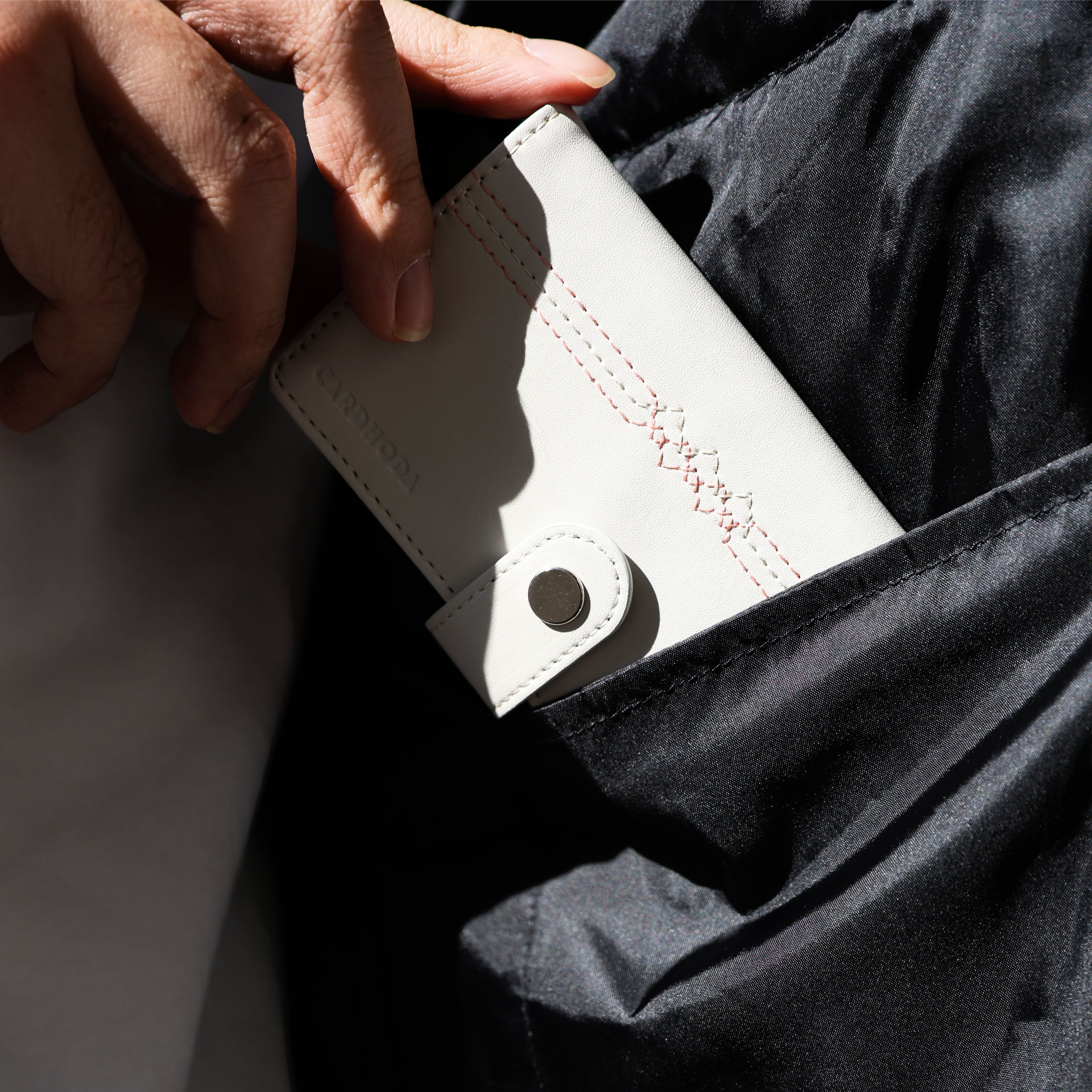 Cardhoda 刺繡扣式 RFID 防盜刷錢包